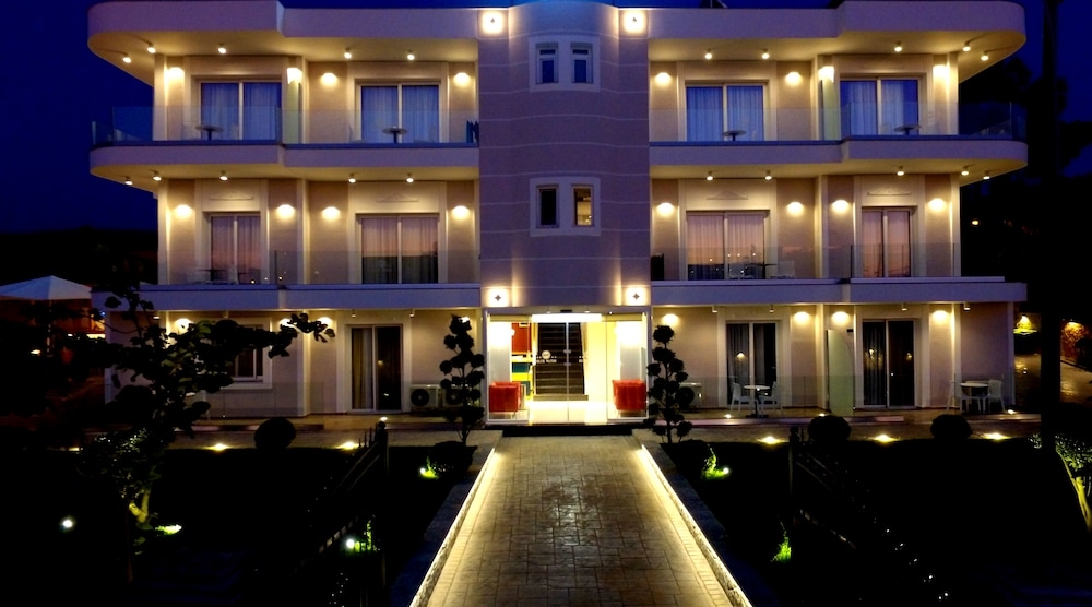 숙박 시설 정면 - 저녁/밤