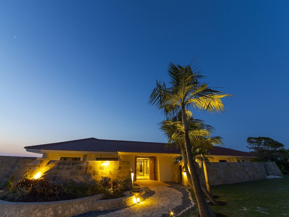 숙박 시설 정면 - 저녁/밤