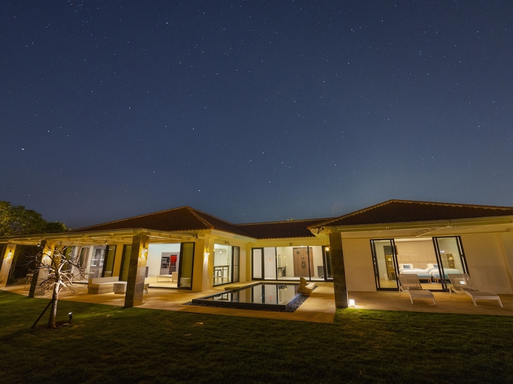 숙박 시설 정면 - 저녁/밤