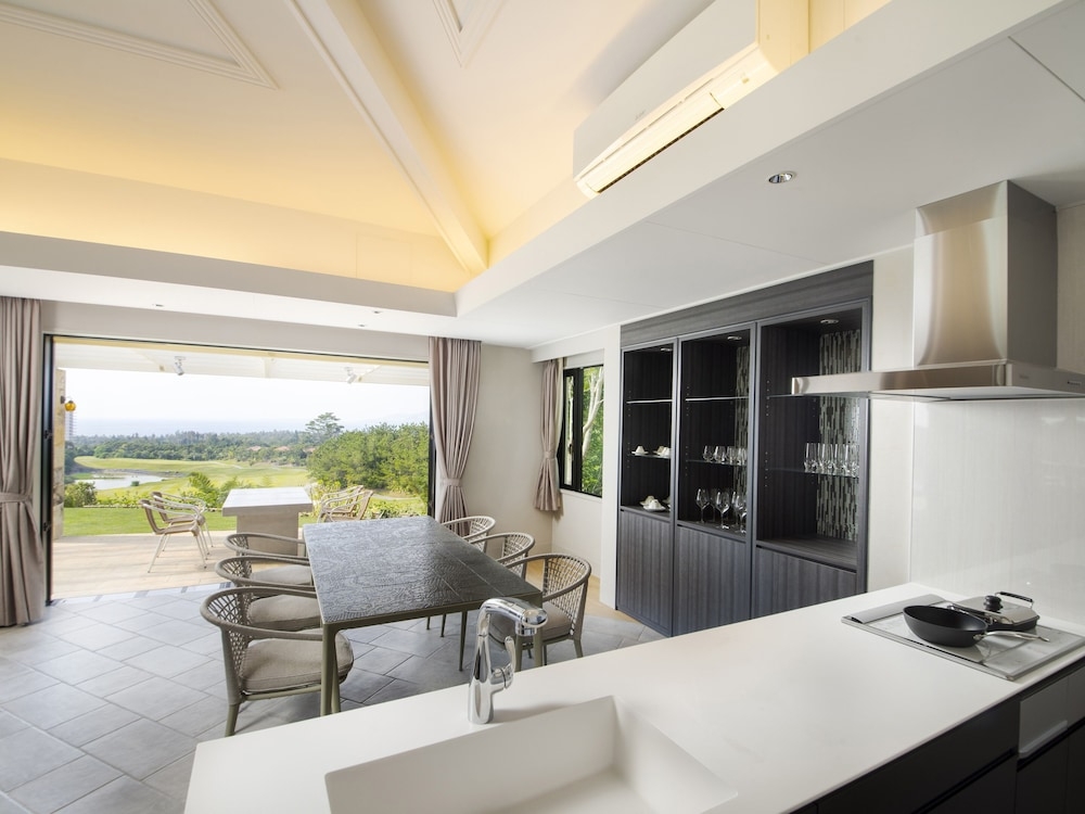 객실 내 식사 공간