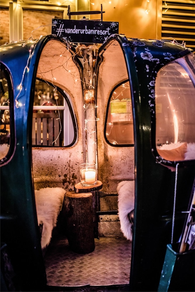 숙박 시설 정면 - 저녁/밤