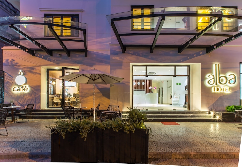 숙박 시설 정면 - 저녁/밤