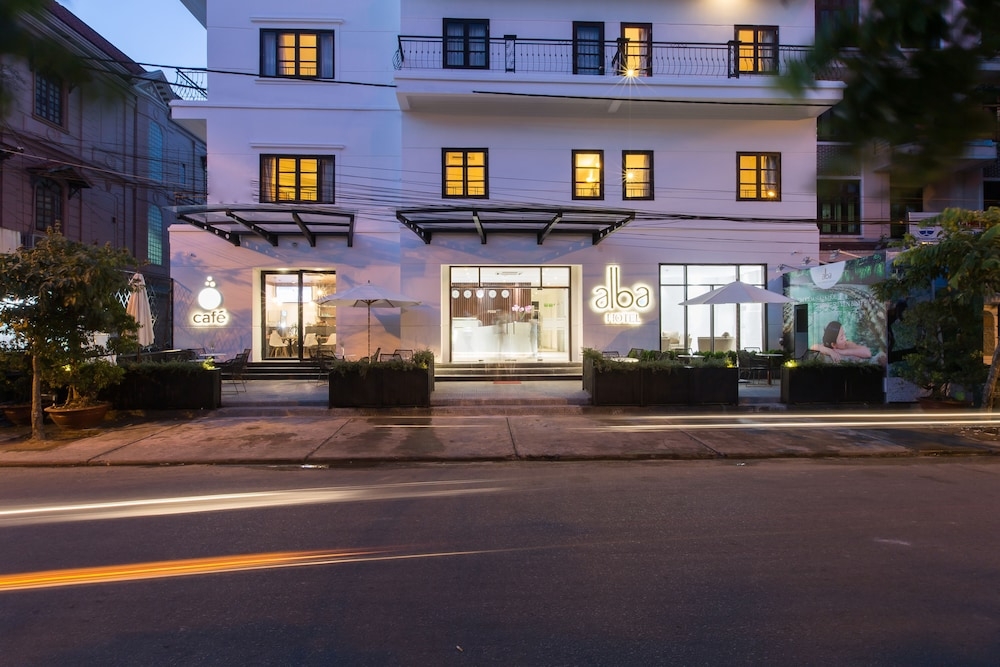 숙박 시설 정면 - 저녁/밤