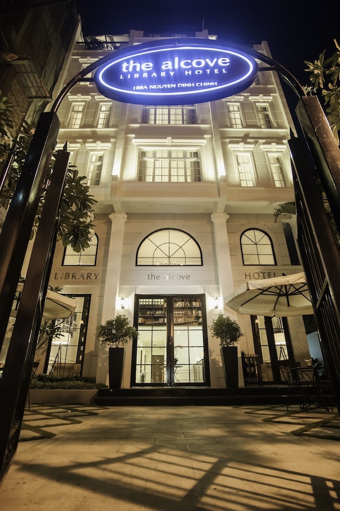 숙박 시설 정면 - 저녁/밤