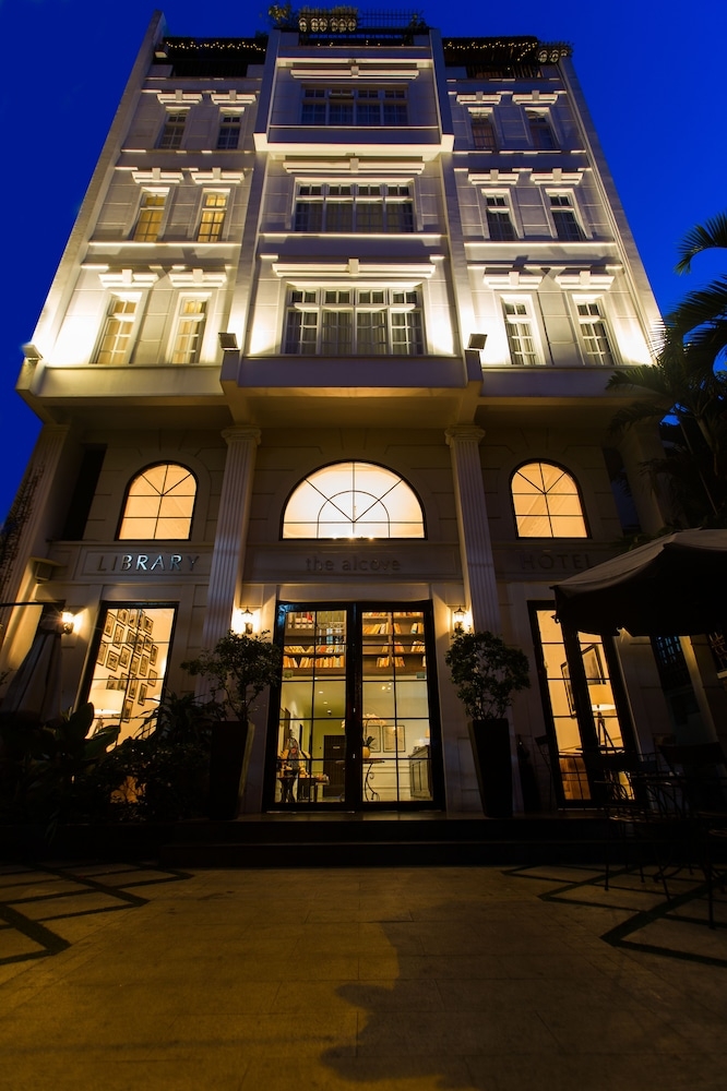 숙박 시설 정면 - 저녁/밤