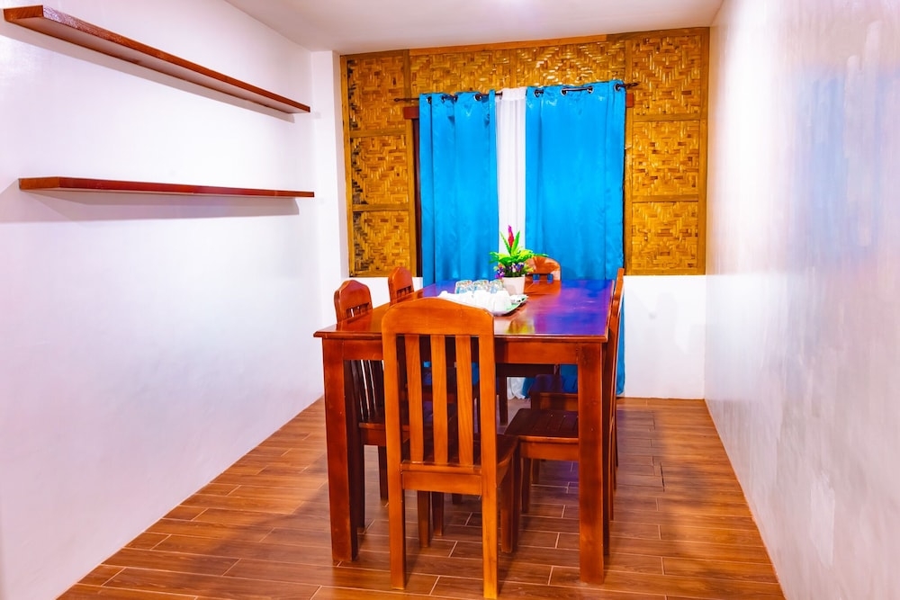 객실 내 식사 공간