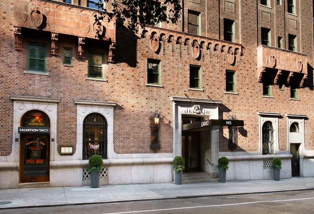 숙박 시설 입구