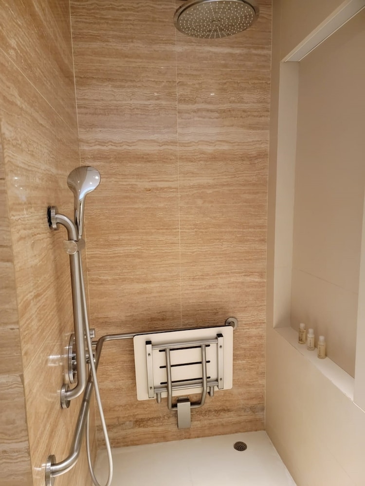 장애인 지원 욕실