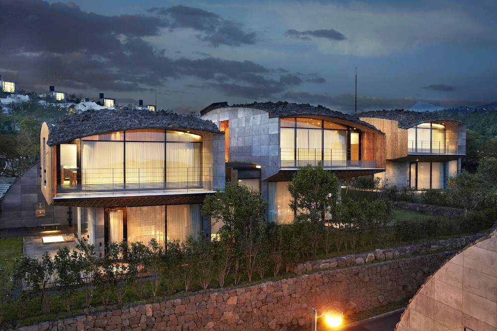 숙박 시설 정면 - 저녁/밤