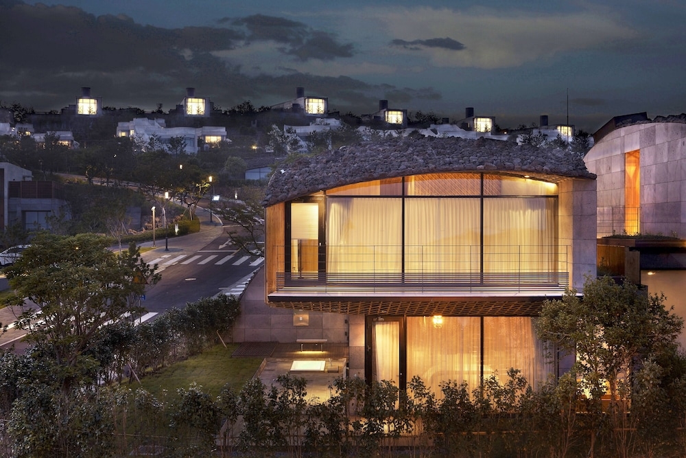 숙박 시설 정면 - 저녁/밤