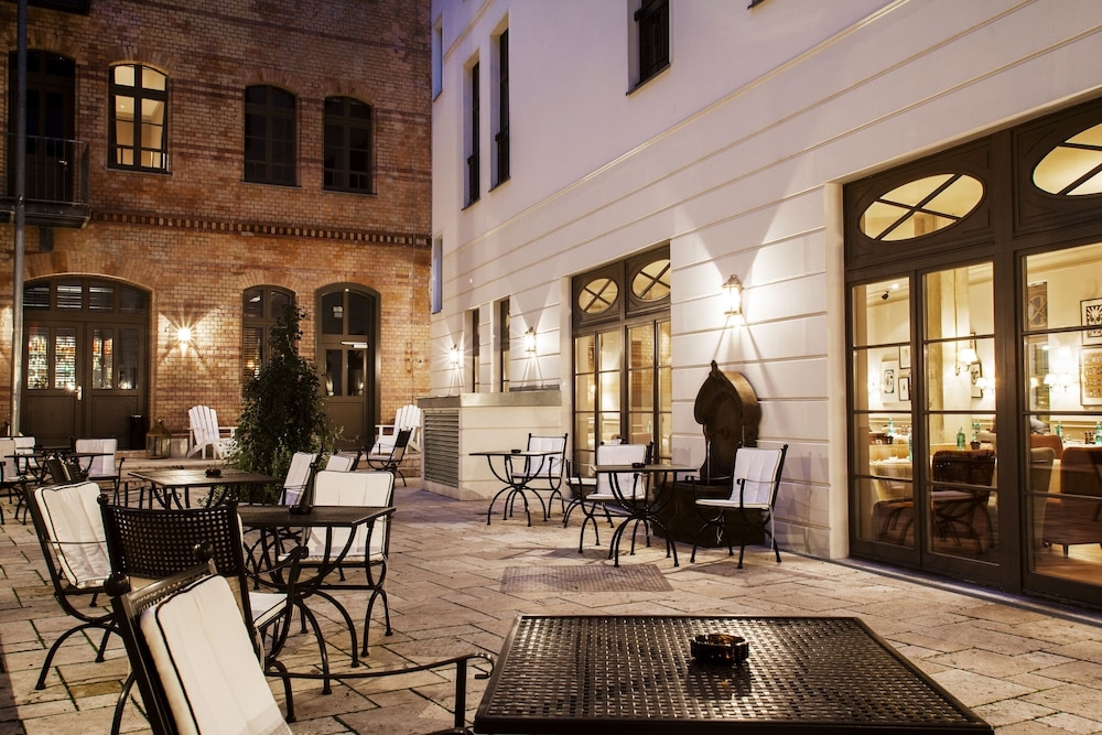 숙박 시설 정면 - 저녁/밤