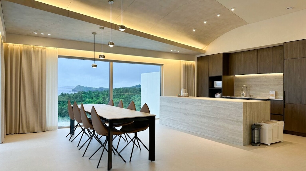 객실 내 식사 공간