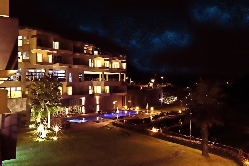 숙박 시설 정면 - 저녁/밤