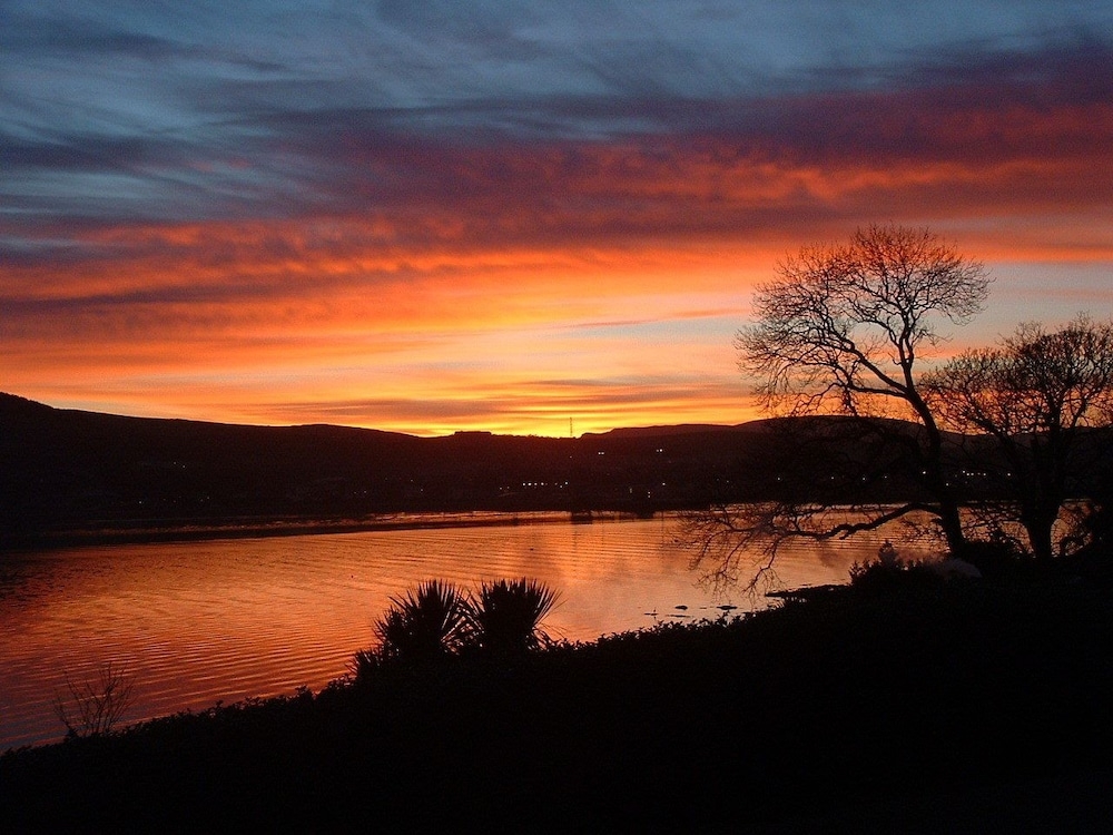 숙박 시설 정면 - 저녁/밤