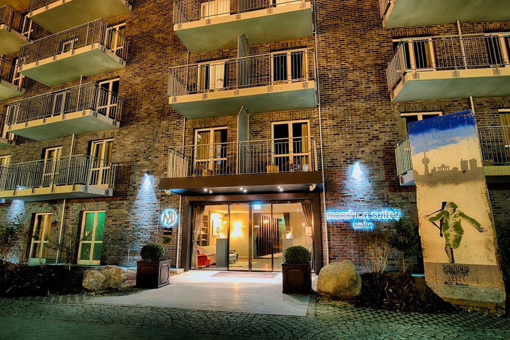 숙박 시설 정면 - 저녁/밤