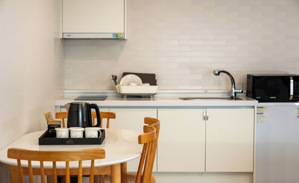 객실 내 식사 공간