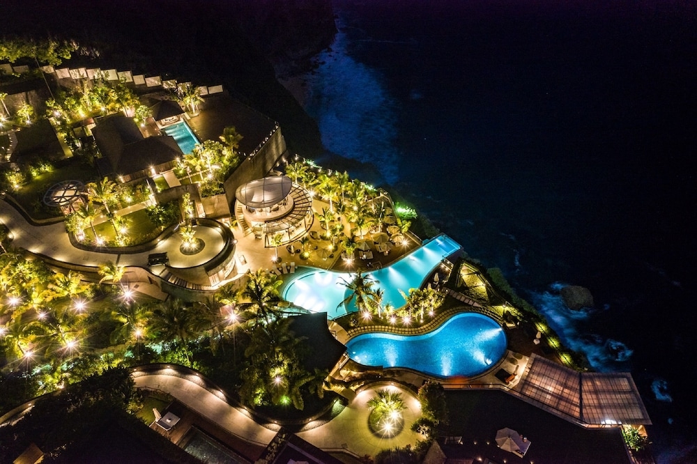 숙박 시설 정면 - 저녁/밤