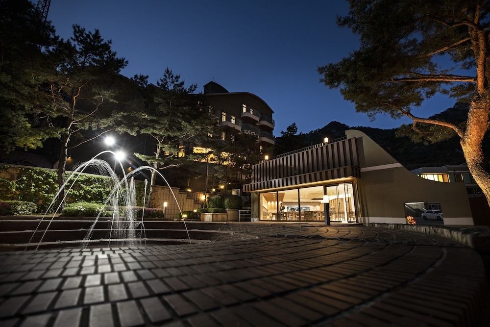 숙박 시설 정면 - 저녁/밤