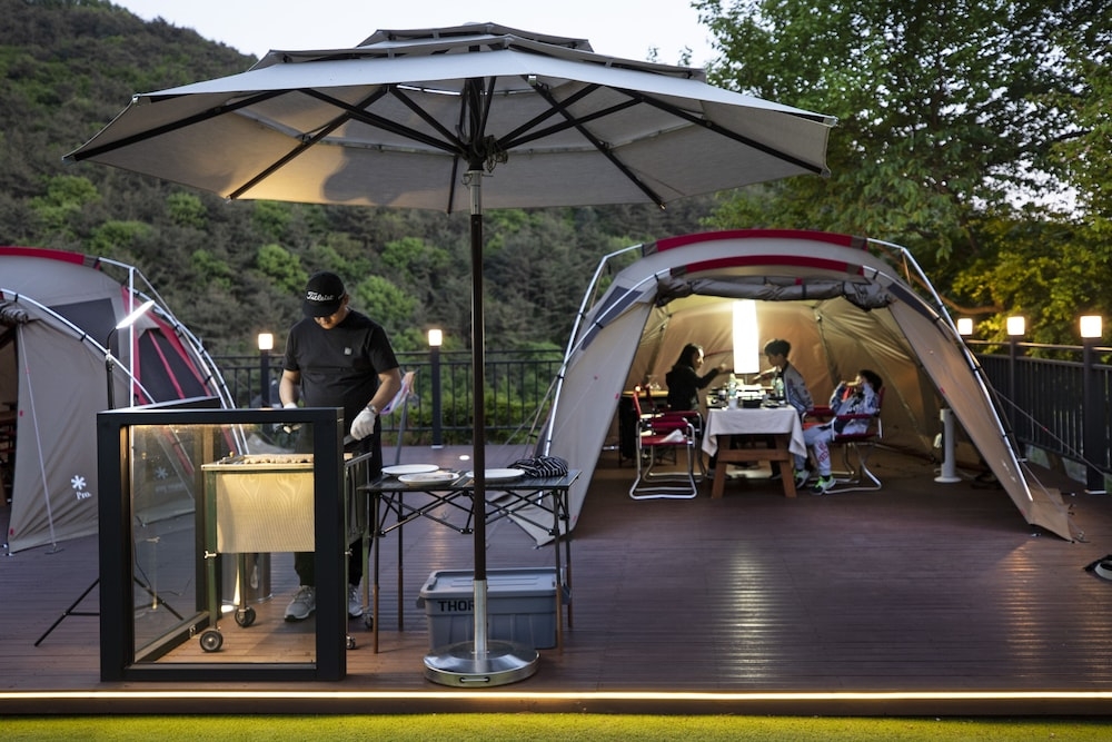 숙박 시설 정면 - 저녁/밤