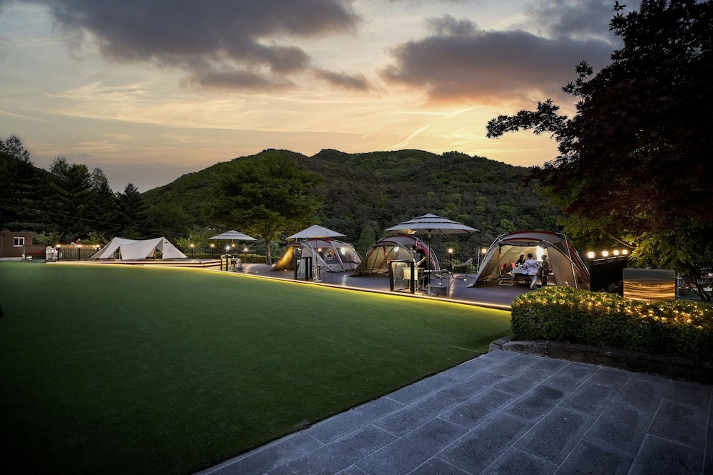 숙박 시설 정면 - 저녁/밤