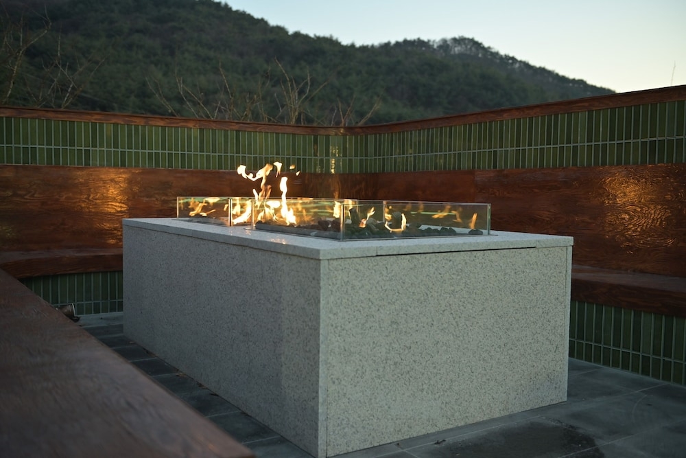 숙박 시설 정면 - 저녁/밤