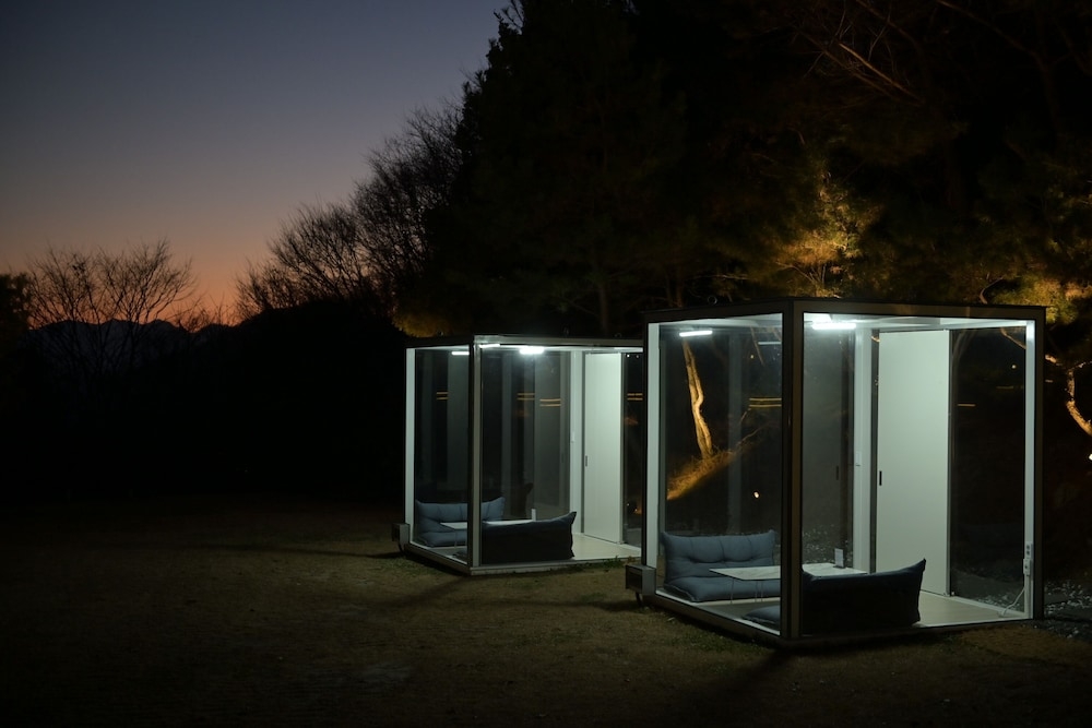 숙박 시설 정면 - 저녁/밤