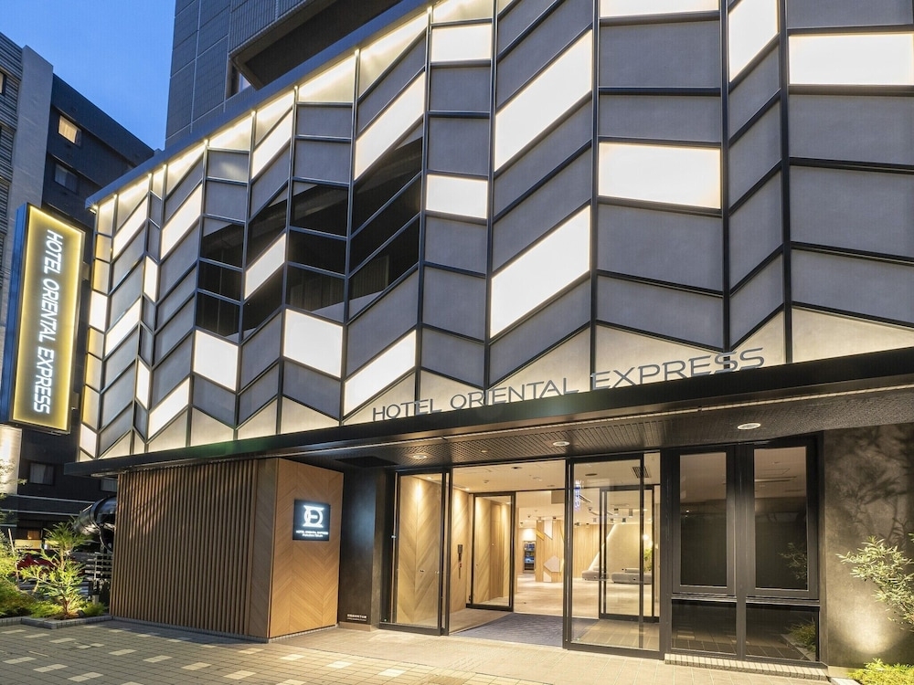 숙박 시설 정면 - 저녁/밤