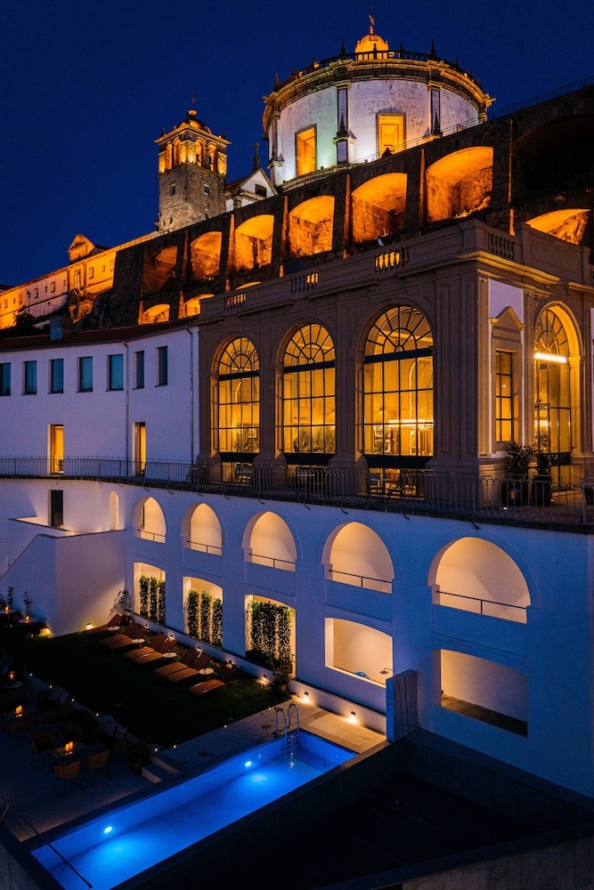 숙박 시설 정면 - 저녁/밤