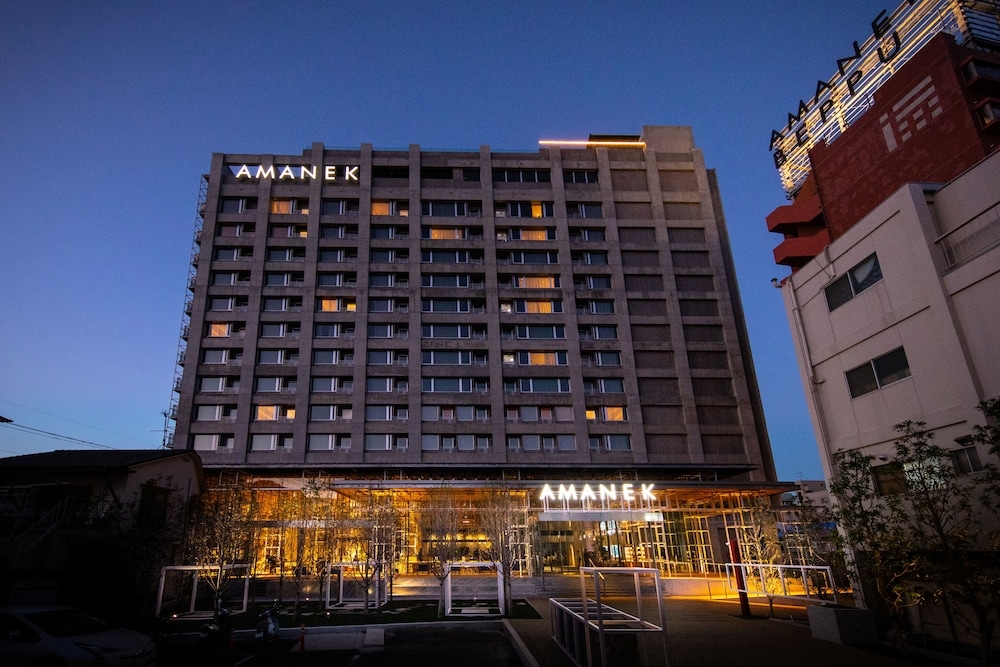 숙박 시설 정면 - 저녁/밤