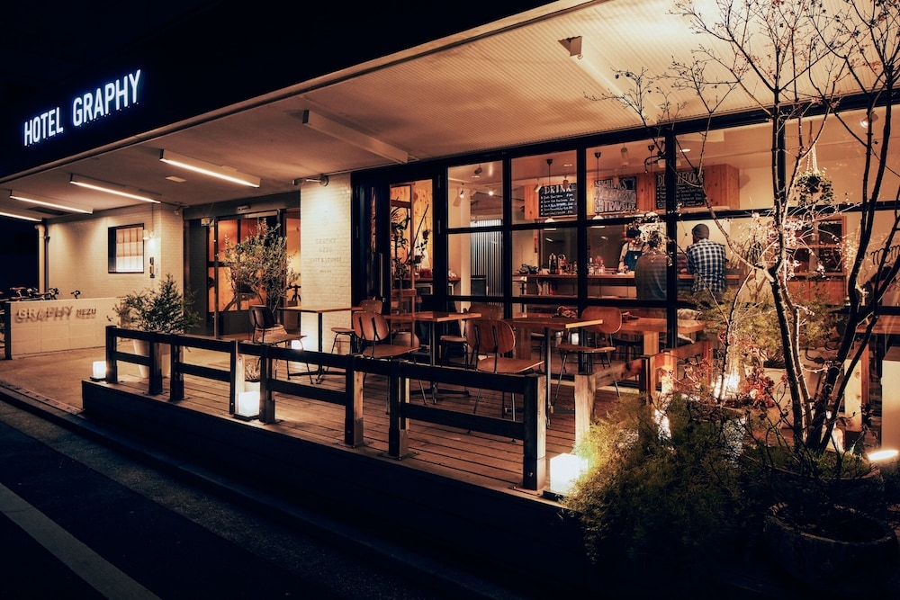 숙박 시설 정면 - 저녁/밤