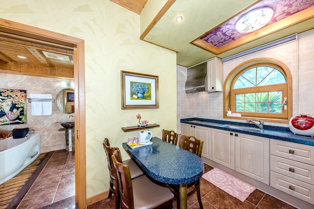 객실 내 식사 공간