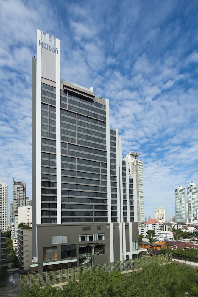 숙박 시설 정면 - 저녁/밤