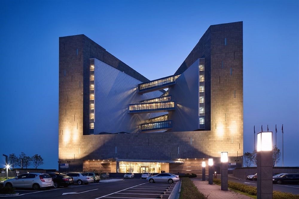 숙박 시설 정면 - 저녁/밤