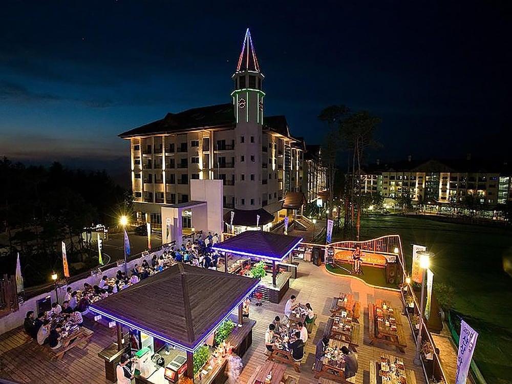 숙박 시설 정면 - 저녁/밤