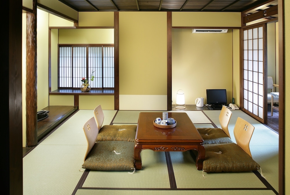 객실 내 식사 공간