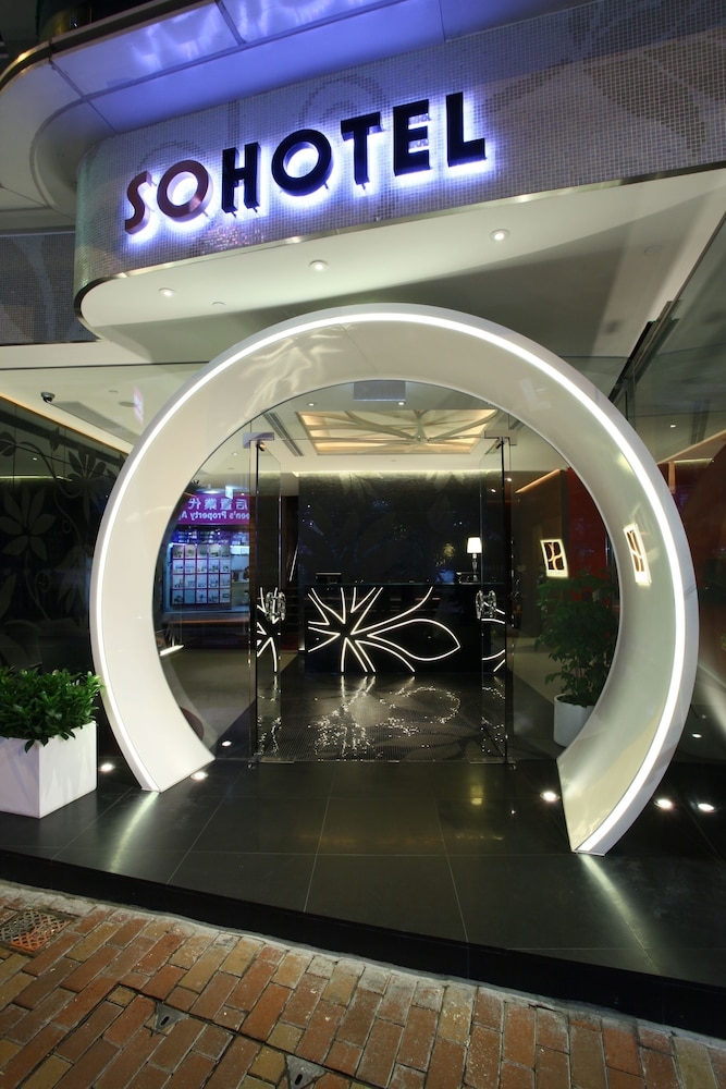 숙박 시설 정면 - 저녁/밤