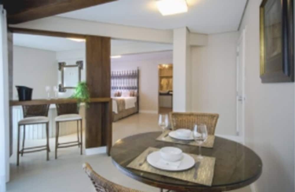 객실 내 식사 공간