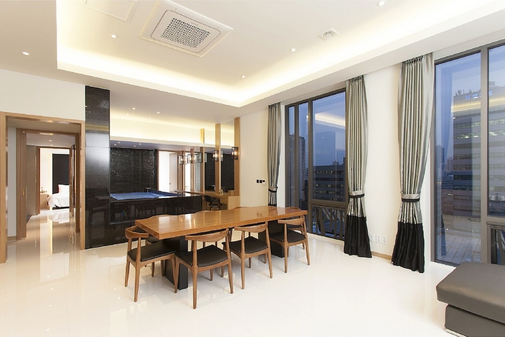 객실 내 식사 공간