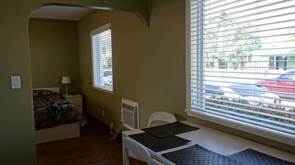 객실 내 식사 공간