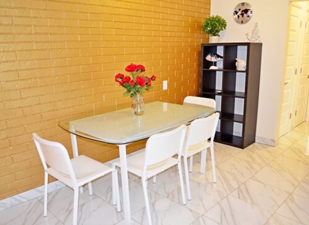 객실 내 식사 공간