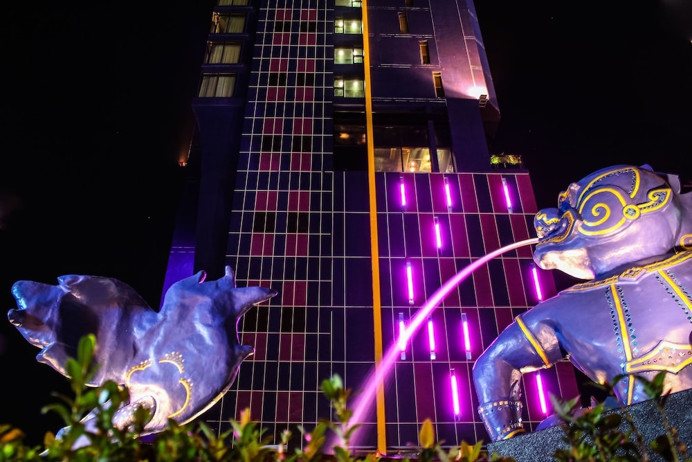 숙박 시설 정면 - 저녁/밤