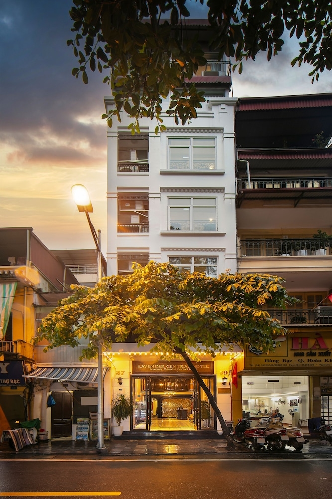 숙박 시설 정면 - 저녁/밤