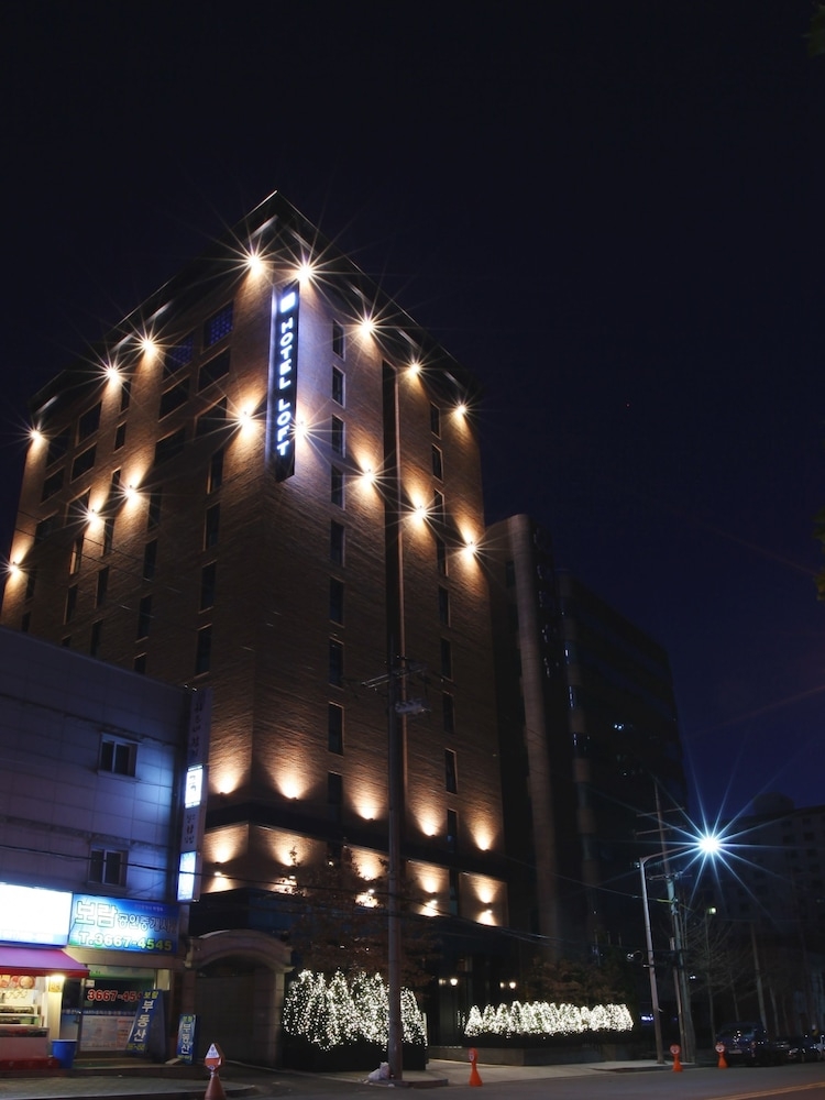 숙박 시설 정면 - 저녁/밤