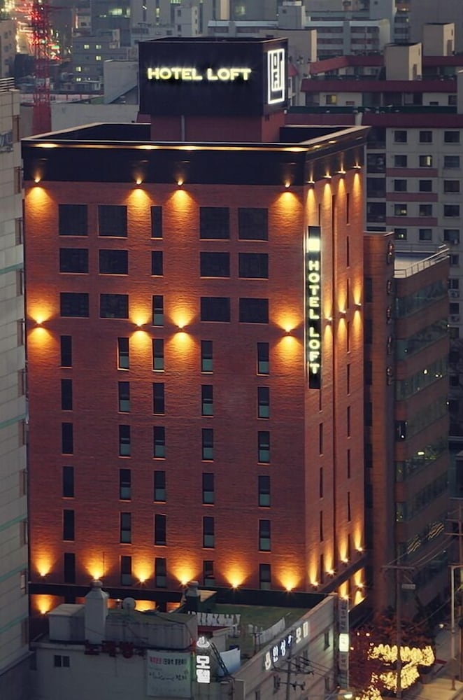 숙박 시설 정면 - 저녁/밤