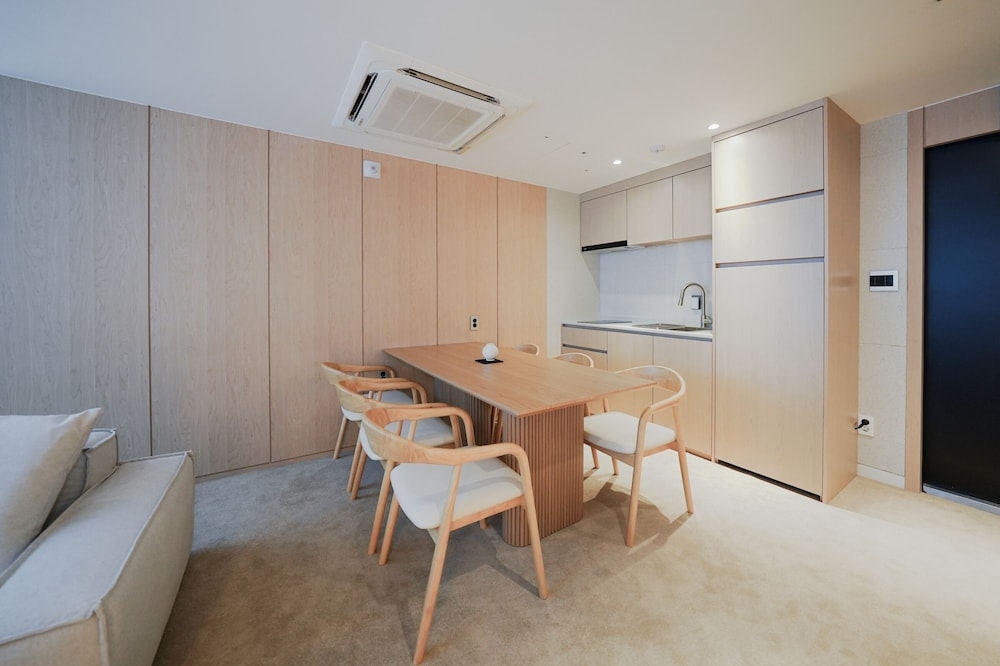 객실 내 식사 공간