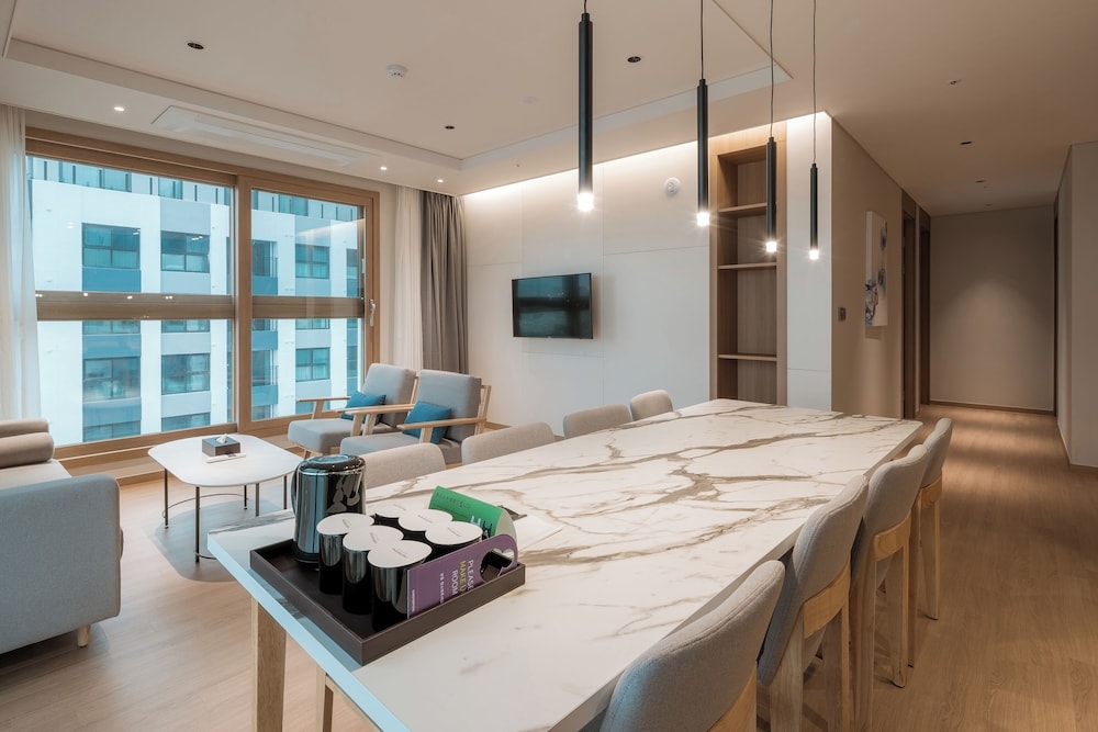 객실 내 식사 공간