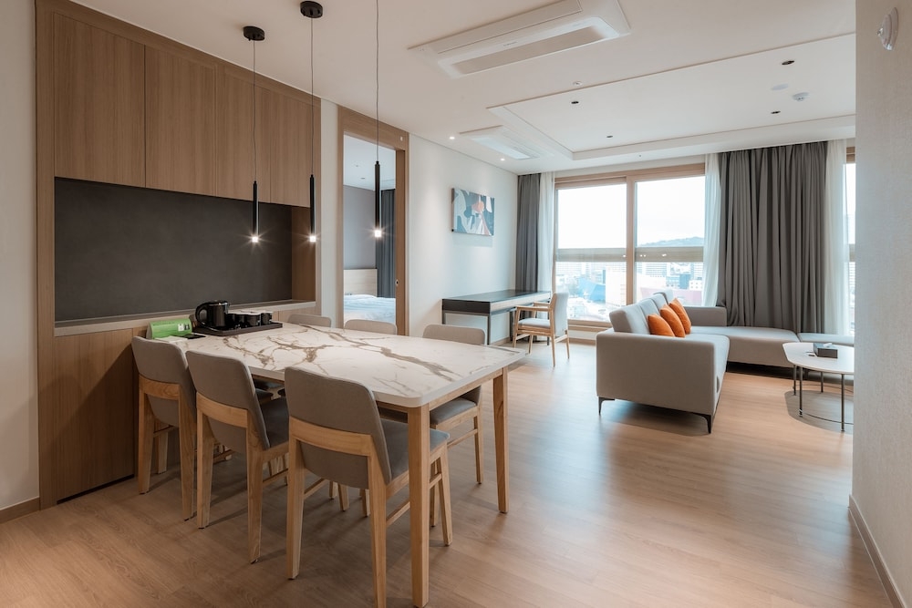 객실 내 식사 공간