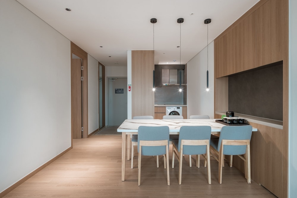 객실 내 식사 공간