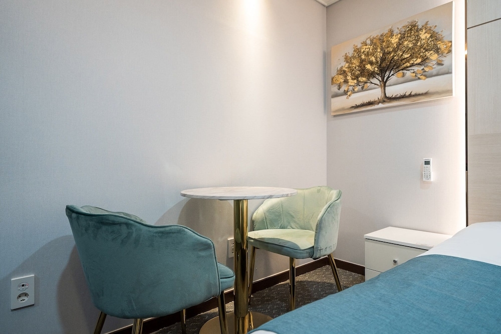 객실 내 식사 공간