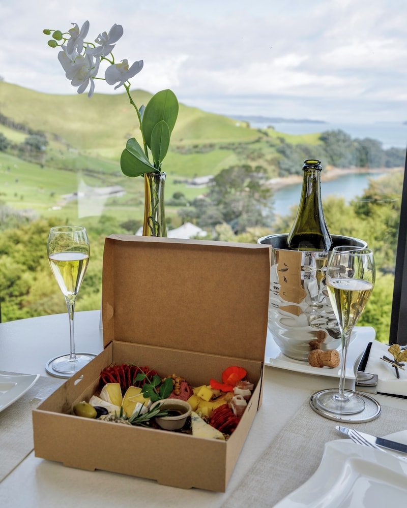 객실 내 식사 공간